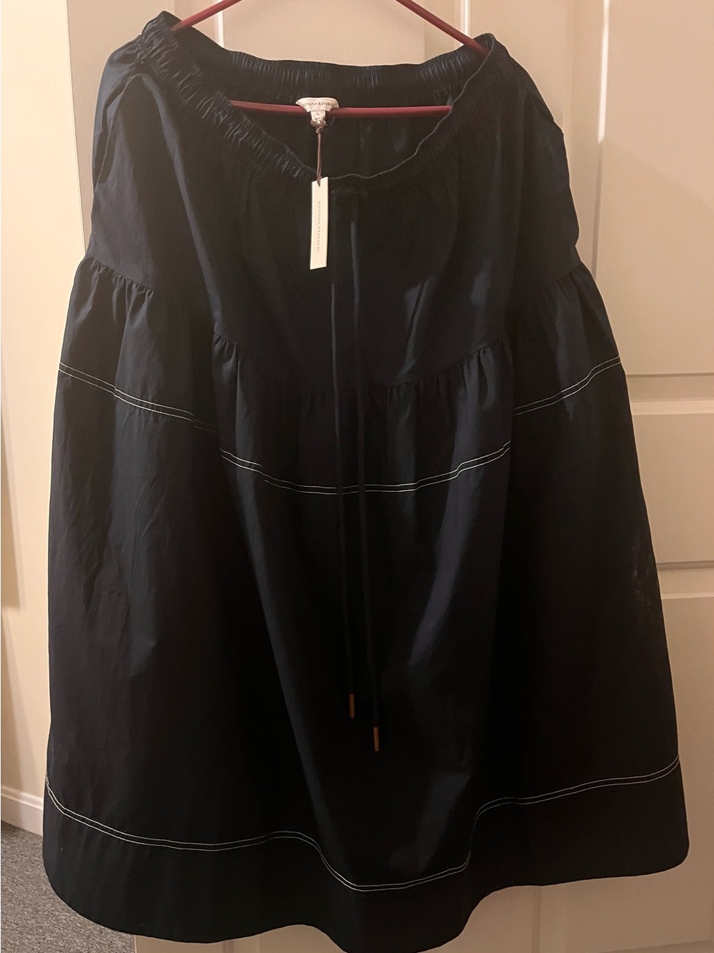 BR Banana Republic Women’s,  navy skirt with pockets.